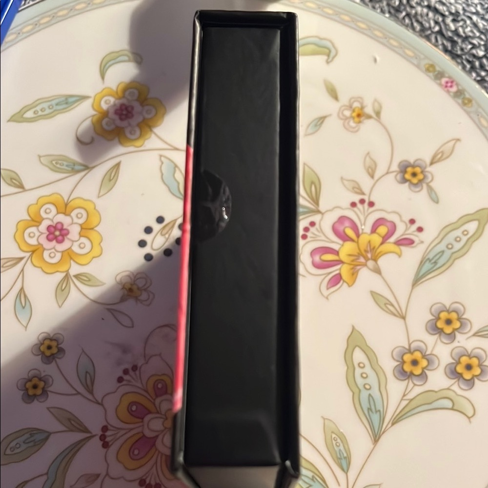 GUESS Red Lip Mini Look Book NIB - Picture 4 of 5